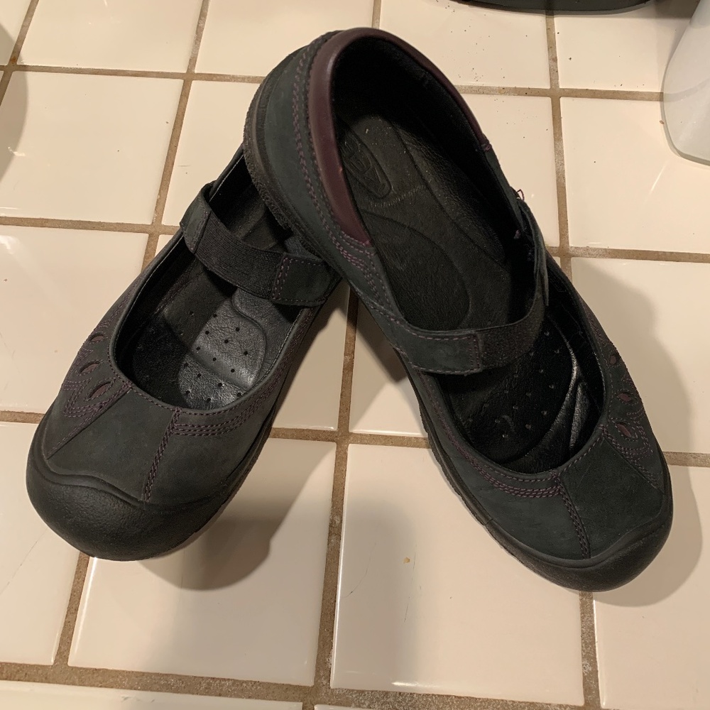KEEN. Mary Janes.  Black.  Size 8 (7.5).